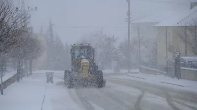 Mevsimin ilk karının düşmesiyle Yozgat'ta karayolları ekipleri, olumsuz hava koşullarına