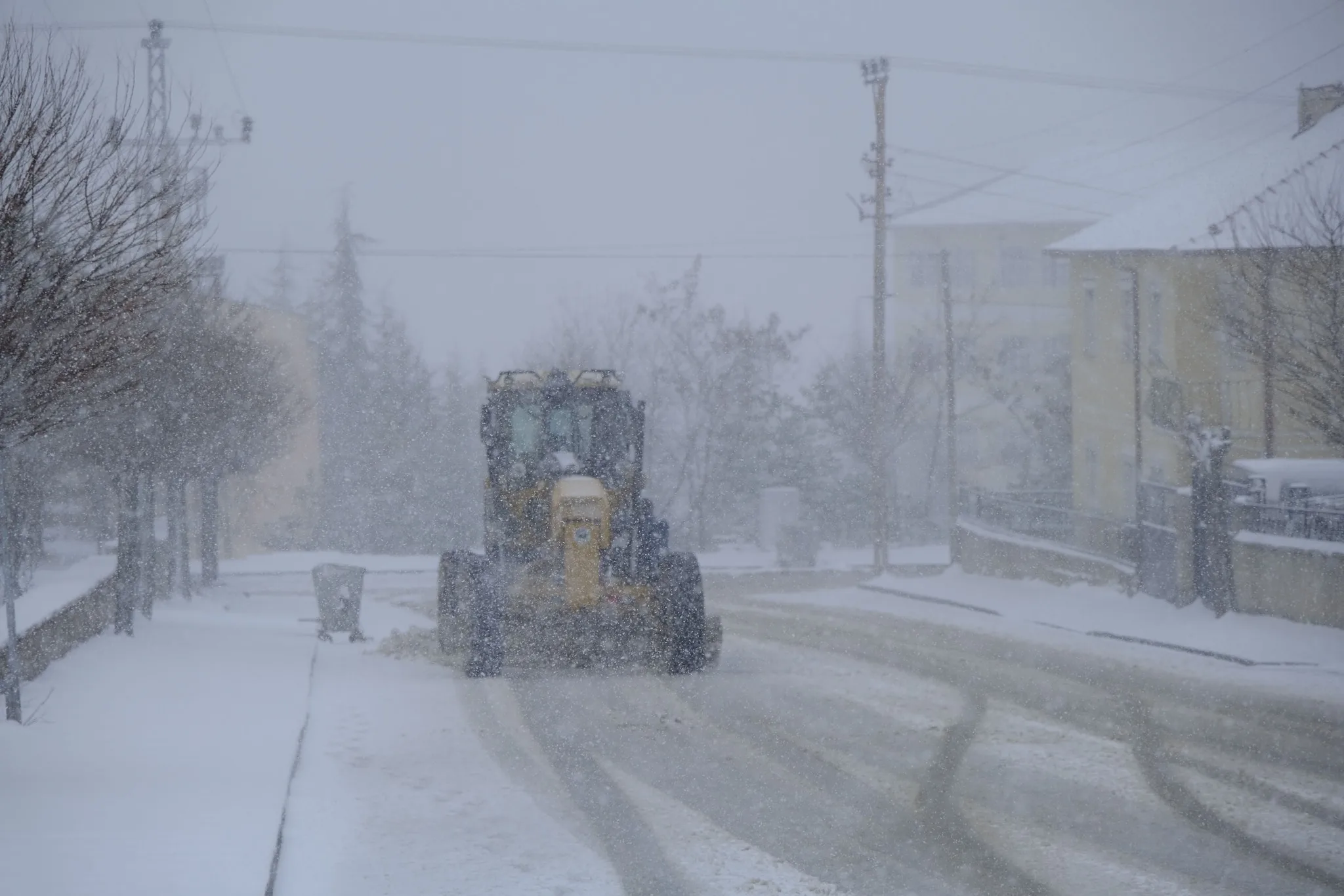 Mevsimin ilk karının düşmesiyle Yozgat'ta karayolları ekipleri, olumsuz hava koşullarına