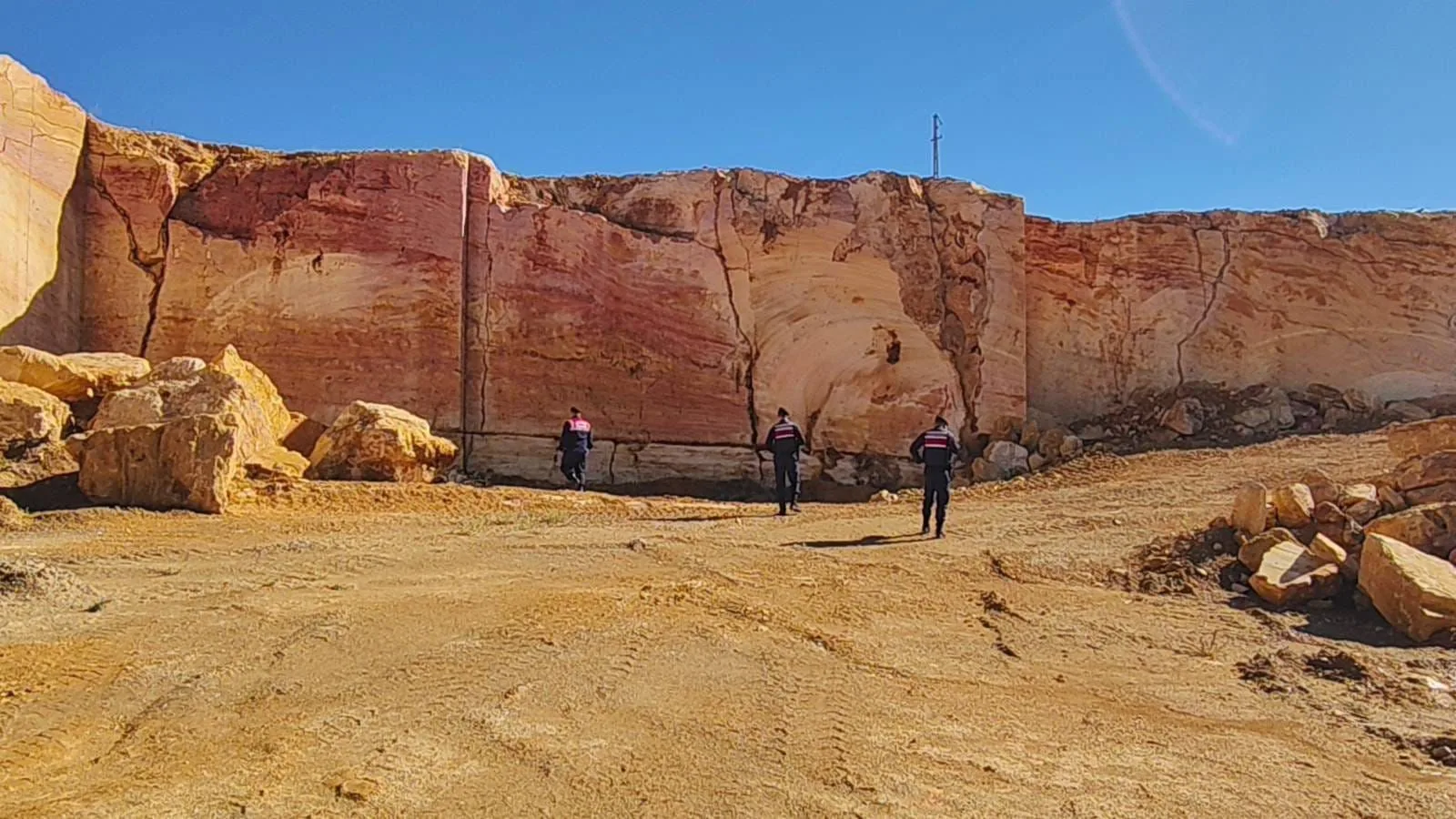 Yozgat'ta jandarma ekipleri, eski mermer ocağı ve tarım arazilerini denetleyerek