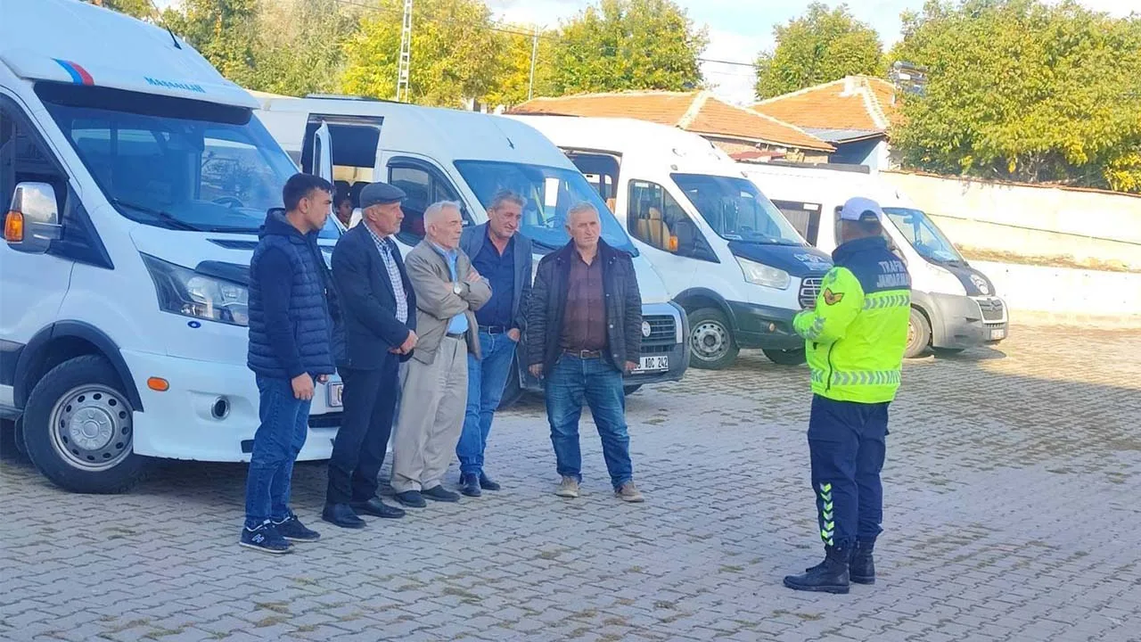 Yozgat'ta, öğrencilerin güvenliği için jandarma ekipleri tarafından okul servisleri ve