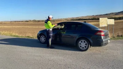 İlçe Jandarma Komutanlığı, gerçekleştirdiği denetimler sırasında sürücü belgesi olmadan traktör