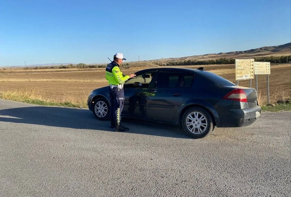 İlçe Jandarma Komutanlığı, gerçekleştirdiği denetimler sırasında sürücü belgesi olmadan traktör
