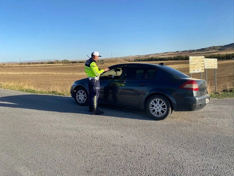 İlçe Jandarma Komutanlığı, gerçekleştirdiği denetimler sırasında sürücü belgesi olmadan traktör