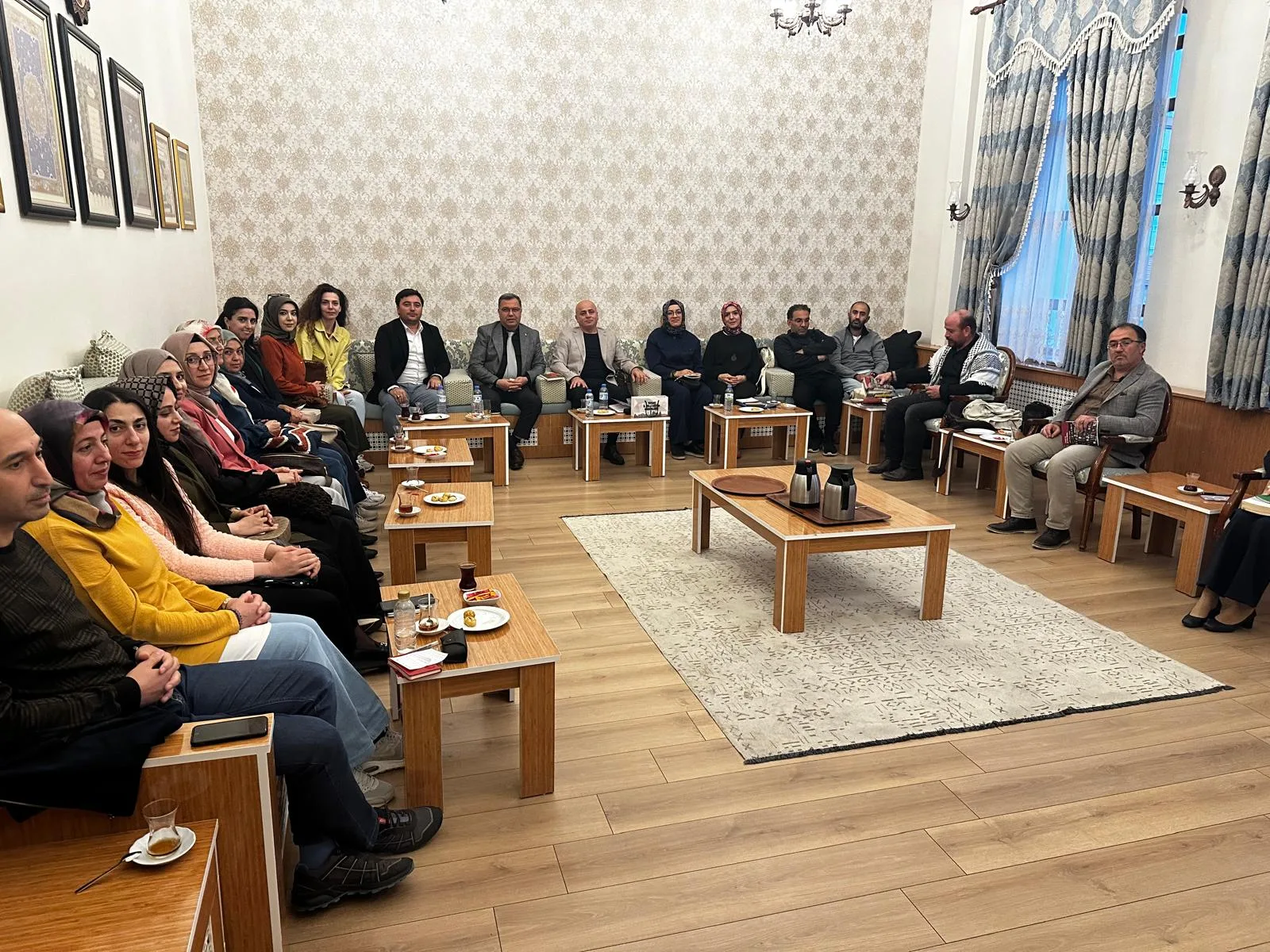 Yozgat’ta NEFES Projesi kapsamında düzenlenen öğretmen okuma kulübü toplantısına İl