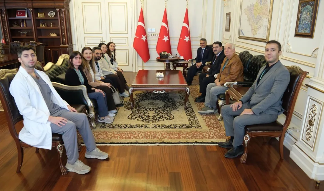 Yozgat Şehir Hastanesi Başhekimi Op. Dr. Murat Başer, doktorlarıyla birlikte