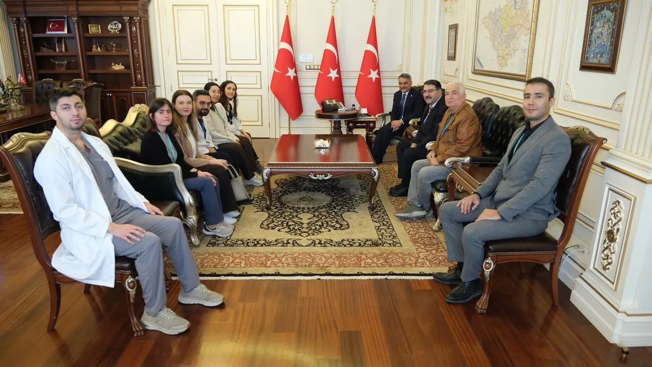 Yozgat Şehir Hastanesi Başhekimi Op. Dr. Murat Başer, doktorlarıyla birlikte