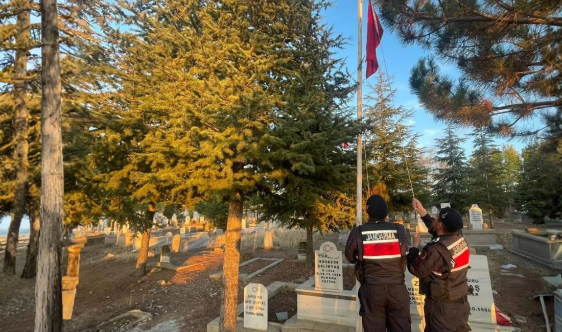 Yozgat’ta Şehit Mezarlıklarında Bayraklar Yenilendi Yozgat'ın Boğazlıyan ilçesinde jandarma ekipleri, Devecipınar köyündeki şehit ve gazi
