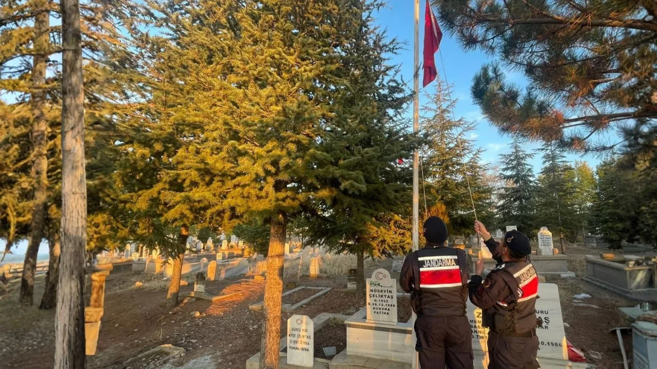 Yozgat'ın Boğazlıyan ilçesinde jandarma ekipleri, Devecipınar köyündeki şehit ve gazi