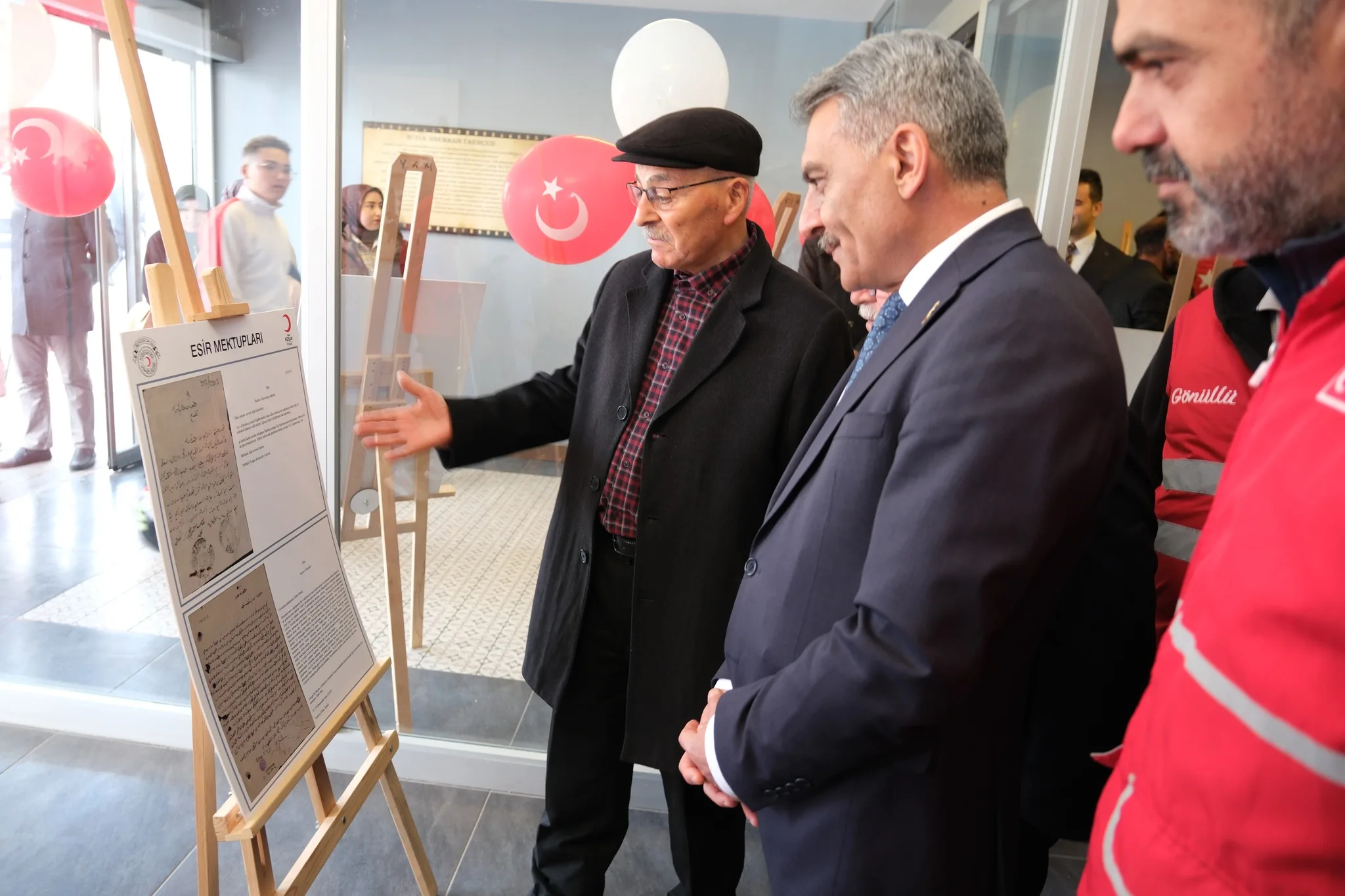 Cumhuriyet'in 102. yılına özel hazırlanan sergide Türk Kızılay'ının tarihsel yolculuğu