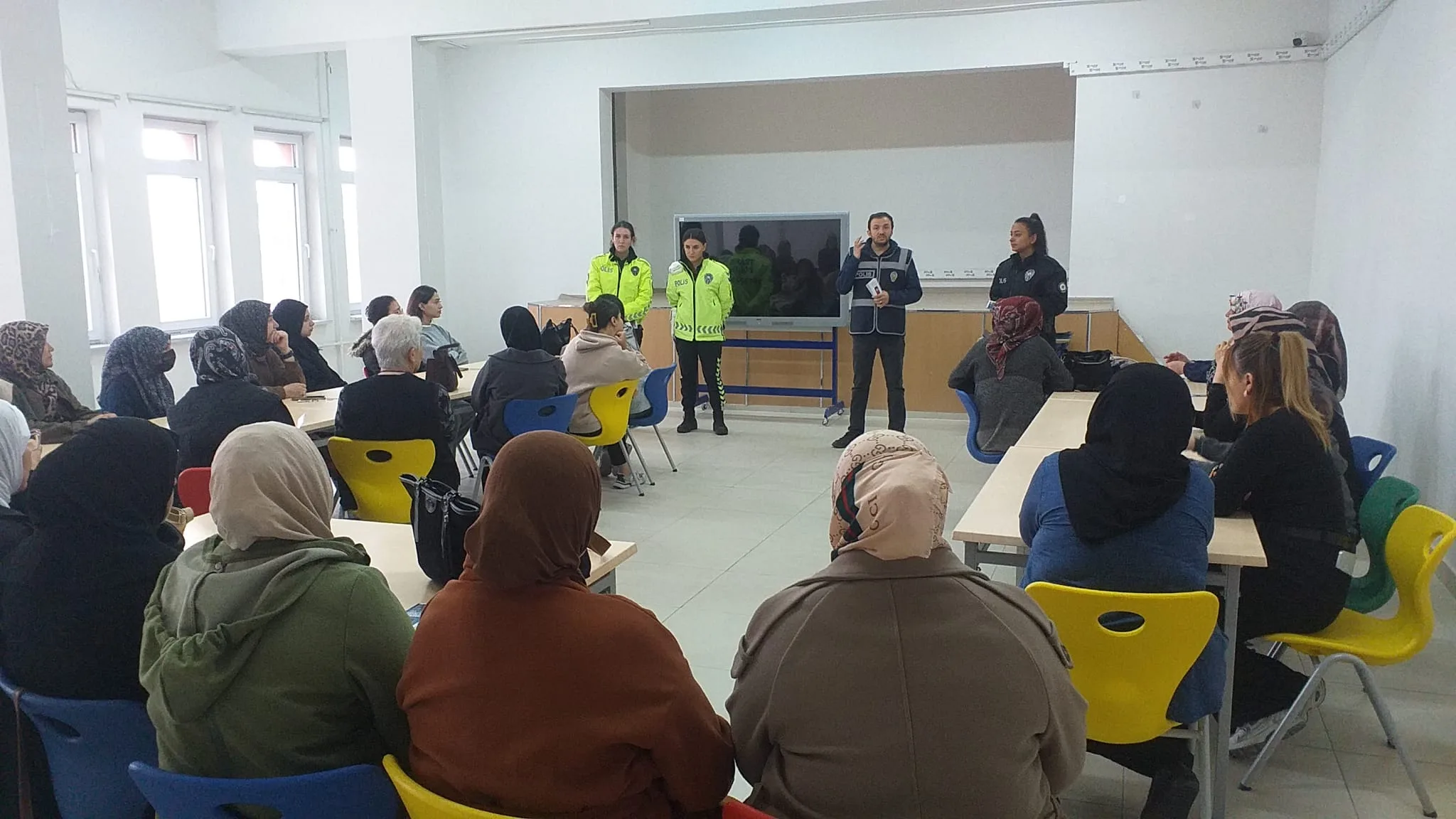 Yerköy Emniyet Müdürlüğü, Halk Eğitimi Merkezinde eğitim gören kadın kursiyerlere