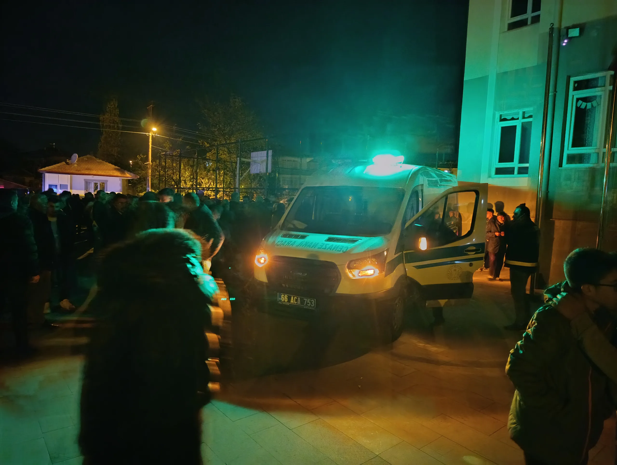 Gültepe Mahallesi’ndeki okul bahçesinde fenalaşarak yere yığılan 17 yaşındaki E.D.,