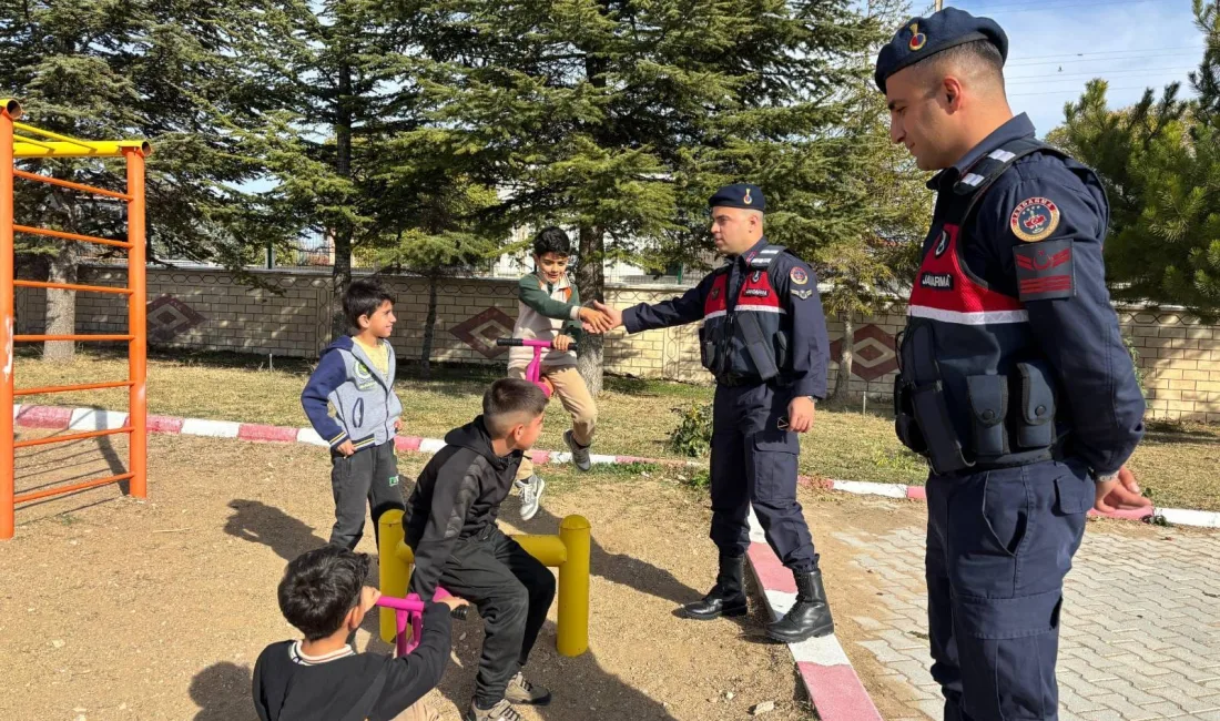 Jandarma ekipleri, okul servisleri ve okul çevrelerinde yaptığı denetimlerle öğrencilerin