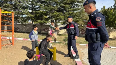 Jandarma ekipleri, okul servisleri ve okul çevrelerinde yaptığı denetimlerle öğrencilerin