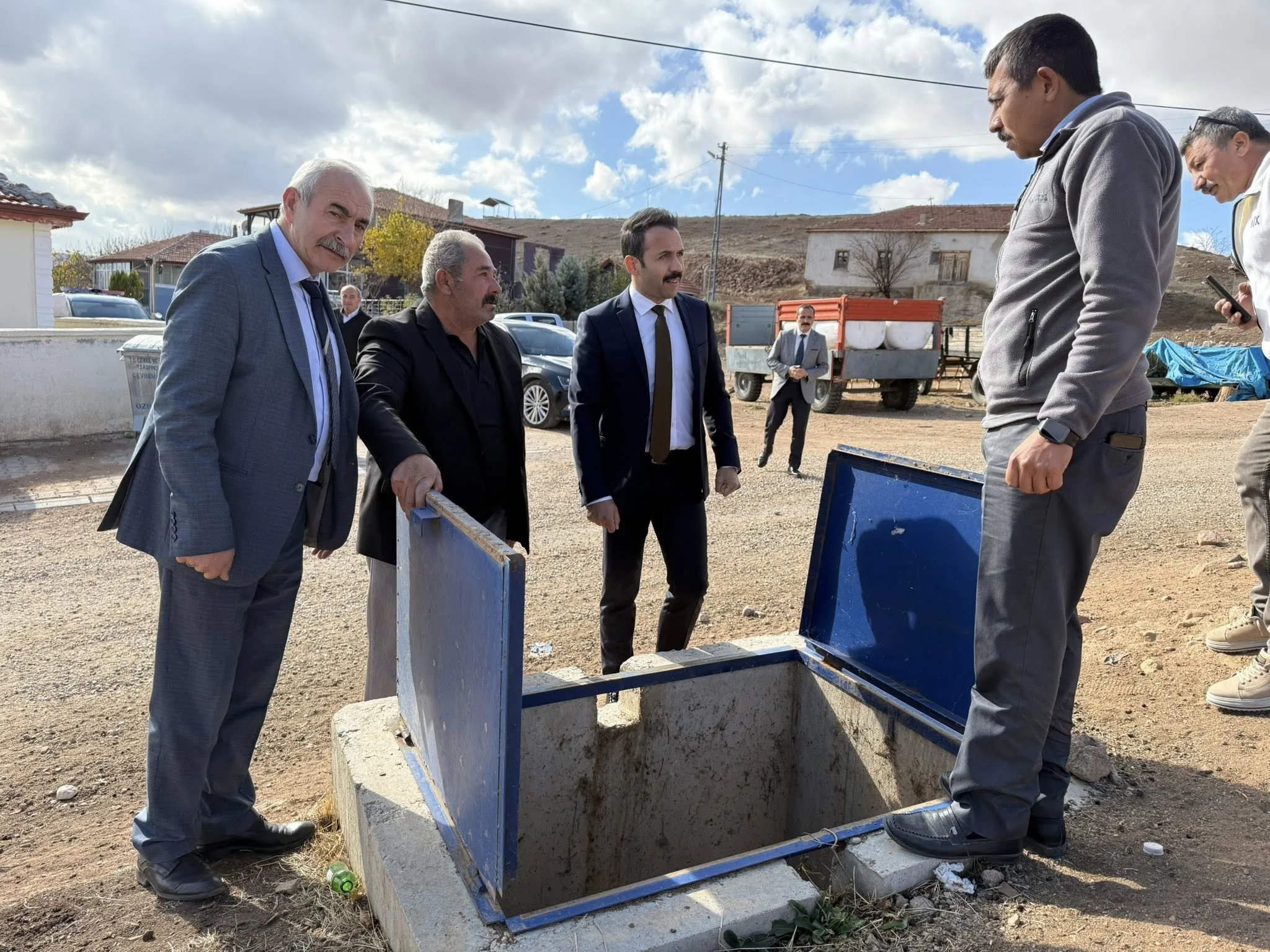 Çiçekdağı Kaymakamı Sayın Durdu Yavuz Öğüt, köy ziyaretleri sırasında akıllı