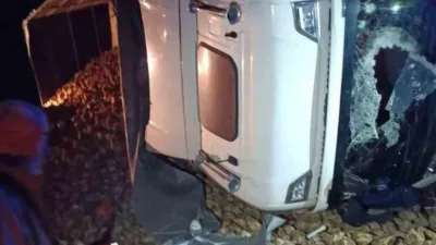 Kontrolden çıkarak devrilen pancar yüklü tırın sürücüsü, olay yerinde hayatını