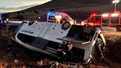 Elazığ Murat Turizme ait yolcu otobüsü, Tatarlı beldesi yakınlarında devrildi.