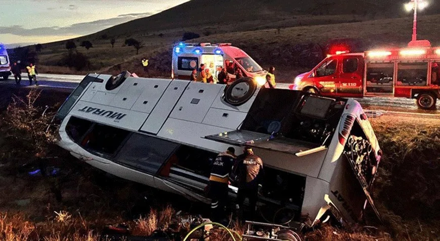 Elazığ Murat Turizme ait yolcu otobüsü, Tatarlı beldesi yakınlarında devrildi.