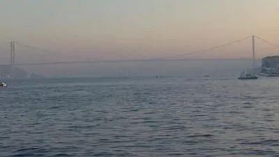 İstanbul'da sabah saatlerinde başlayan yoğun sis, İstanbul Boğazı ve bazı