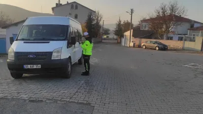 Yozgat genelinde yapılan denetimlerde, okul servisleri üzerinde emniyet kemeri, DUR