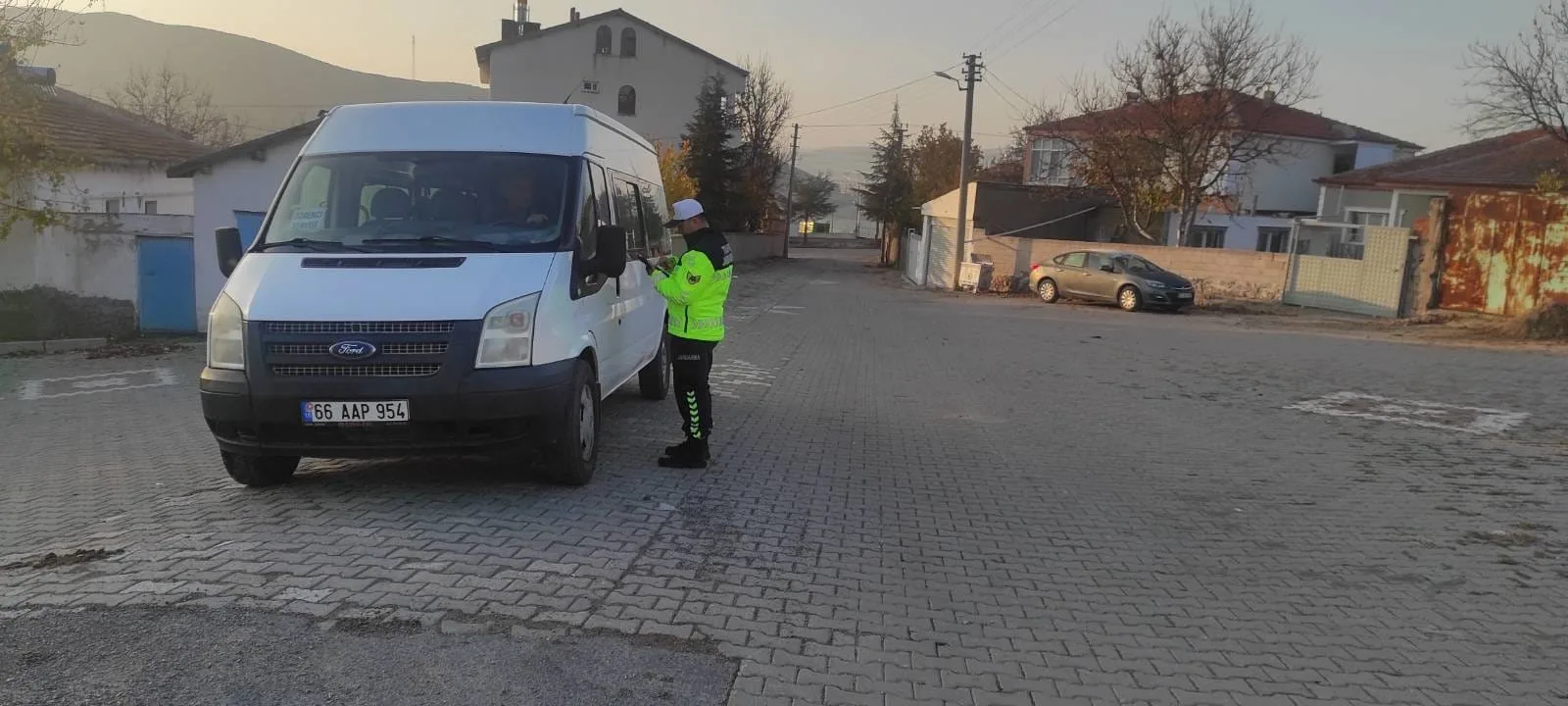 Yozgat genelinde yapılan denetimlerde, okul servisleri üzerinde emniyet kemeri, DUR
