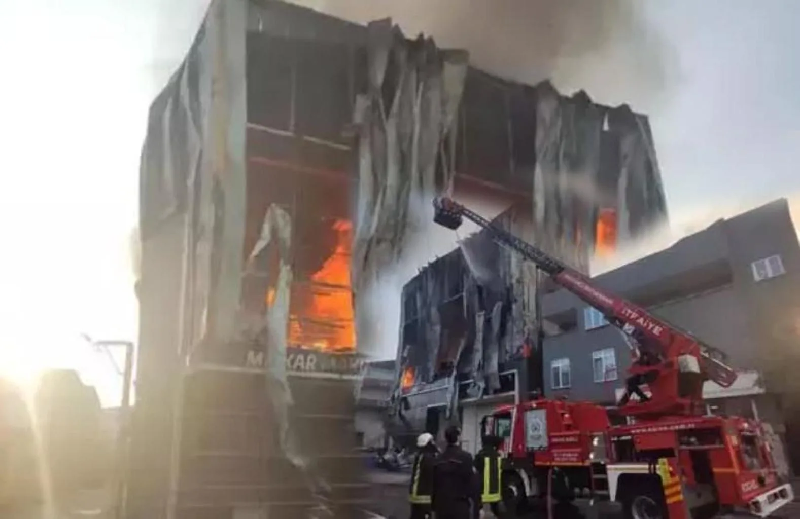 Kocaeli'nin Dilovası ilçesinde parfüm deposunda meydana gelen yangında 6 kişi