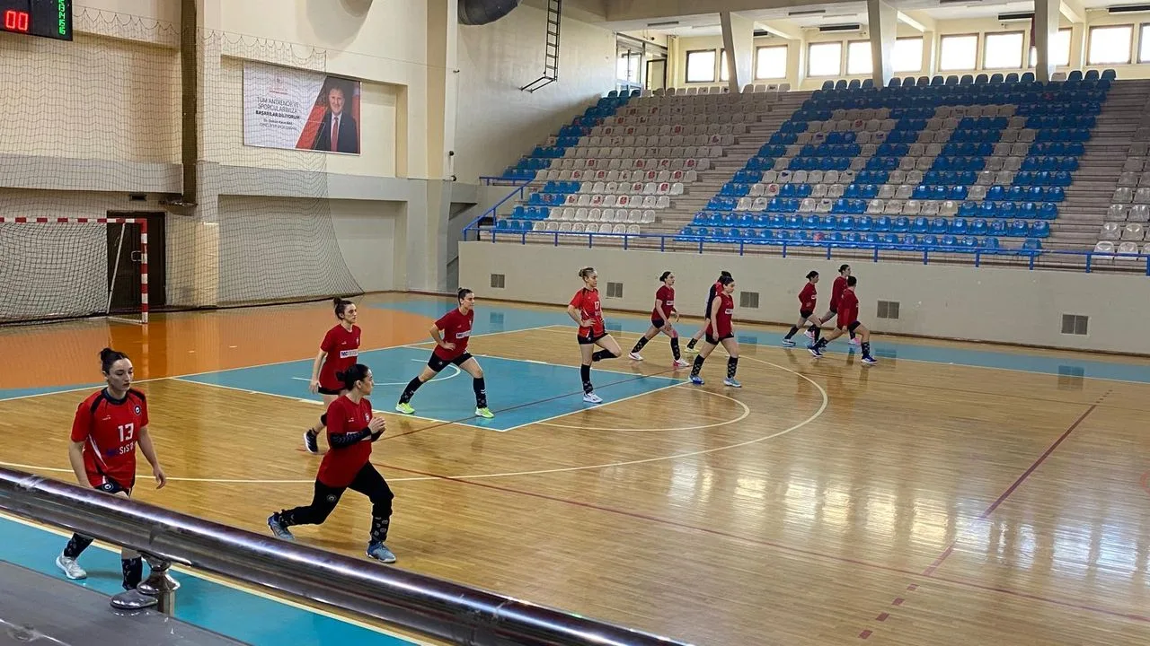 Hentbol Kadınlar Birinci Ligi B Grubu’nda mücadele eden MC Sistem