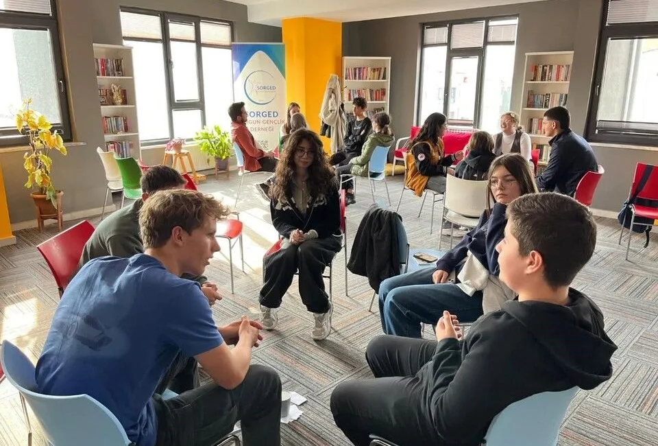 SORGED tarafından düzenlenen İngilizce Konuşma Kulübü, gençlere İngilizceyi aktif bir