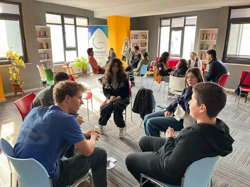 SORGED tarafından düzenlenen İngilizce Konuşma Kulübü, gençlere İngilizceyi aktif bir