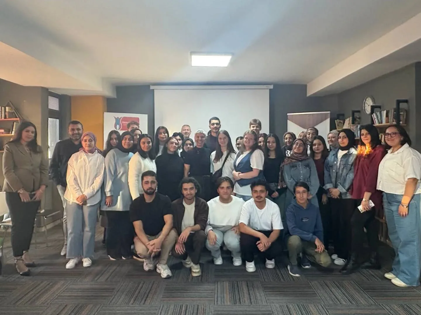 SORGED, katılımcıların kişisel gelişimlerine katkı sağlamak ve topluluk önünde kendilerini