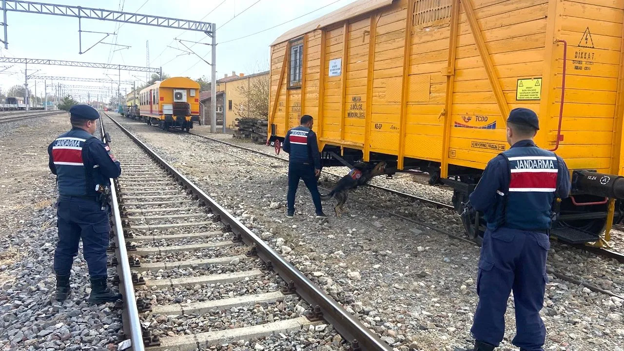 Yozgat’ın Yenifakılı ilçesinde, İlçe Jandarma Komutanlığı ekipleri tarafından TCDD tren