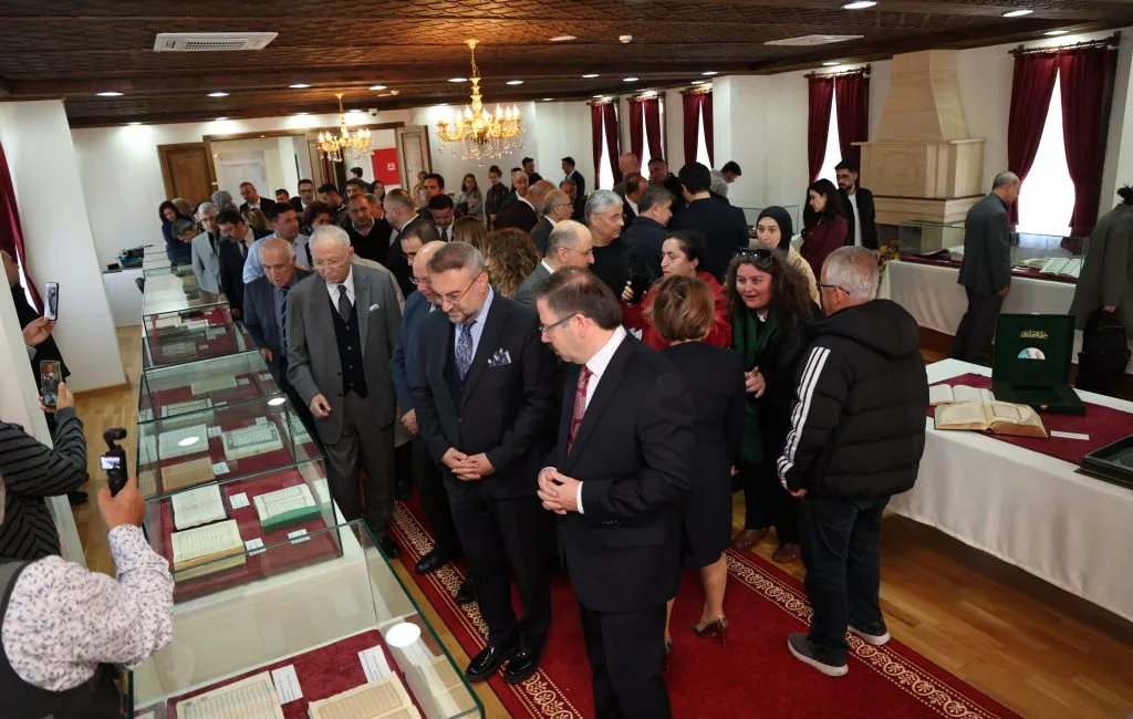 Yozgat’ta İslam Kültürüne Işık Tutan Sergi Açıldı Yozgat Bozok Üniversitesi'nde düzenlenen "Farklı Coğrafyalarda Basılmış Kur’an-ı Kerimler" sergisi,