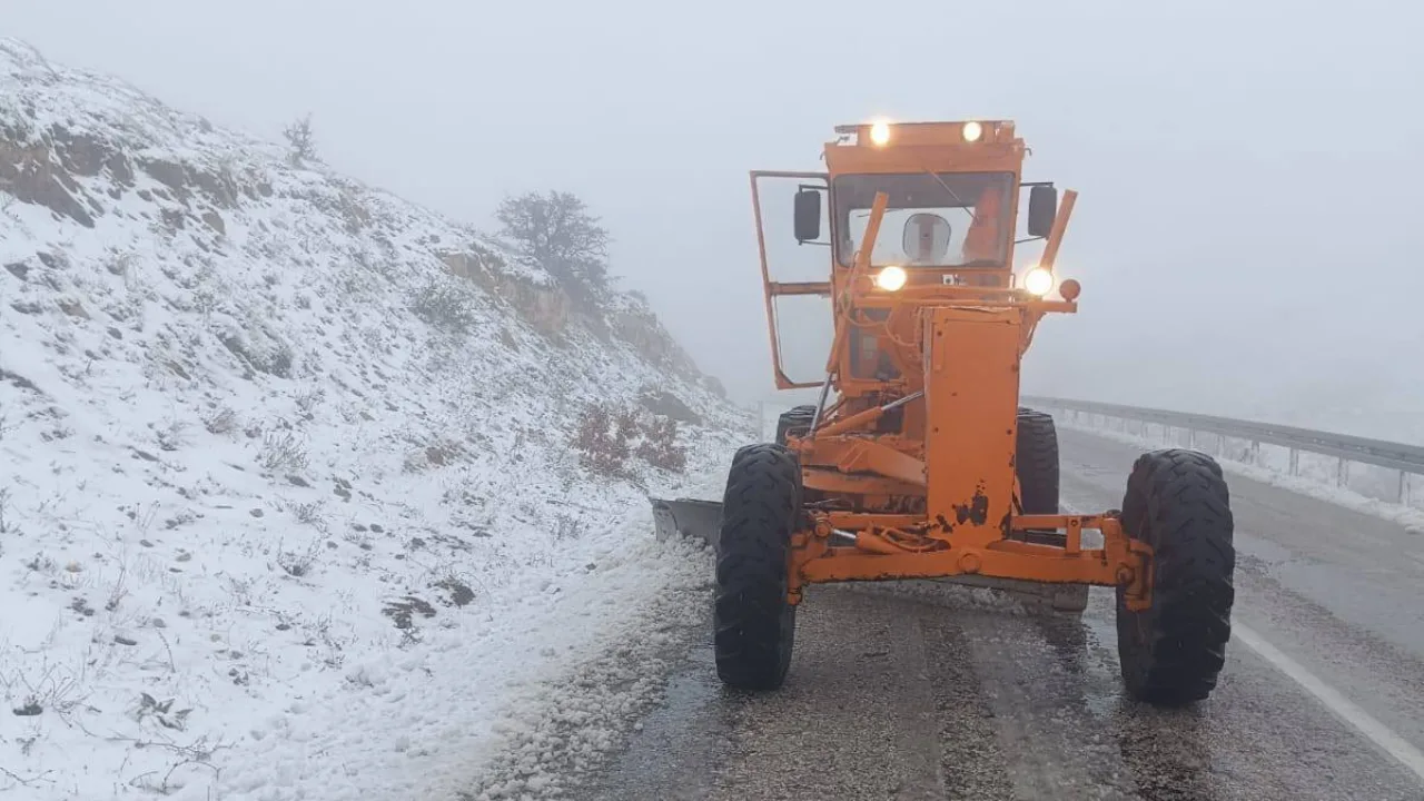 Yozgat’ta akşam saatlerinde başlayan kar yağışı, yol açma ve tuzlama