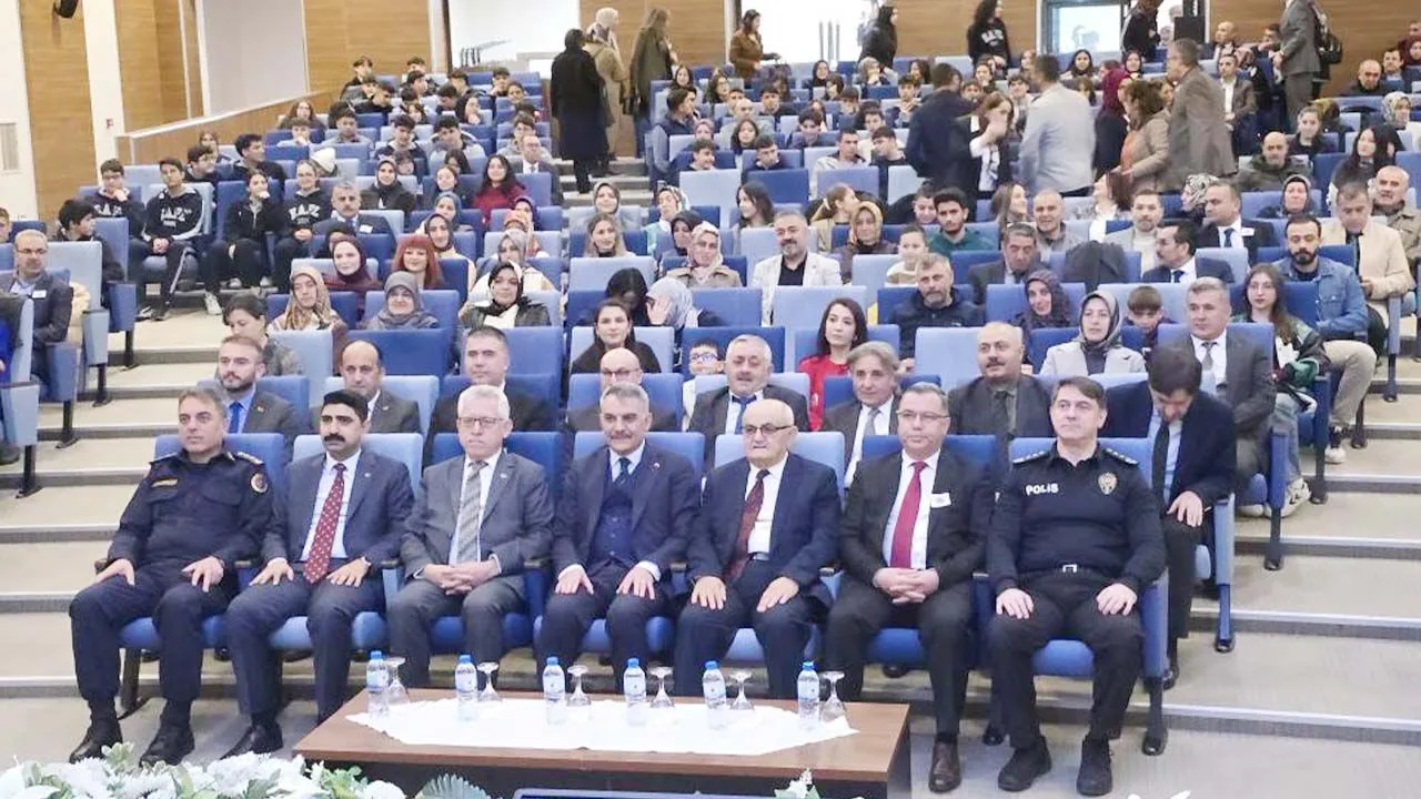 Yozgat’ta 24 Kasım Öğretmenler Günü, Cumhuriyet Meydanı’nda düzenlenen törenle kutlandı.