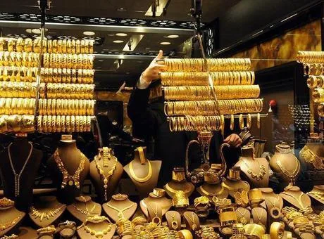 Emtia fiyatlarındaki dalgalanmalar sürerken, yabancı kurumlar ons altın için 2026