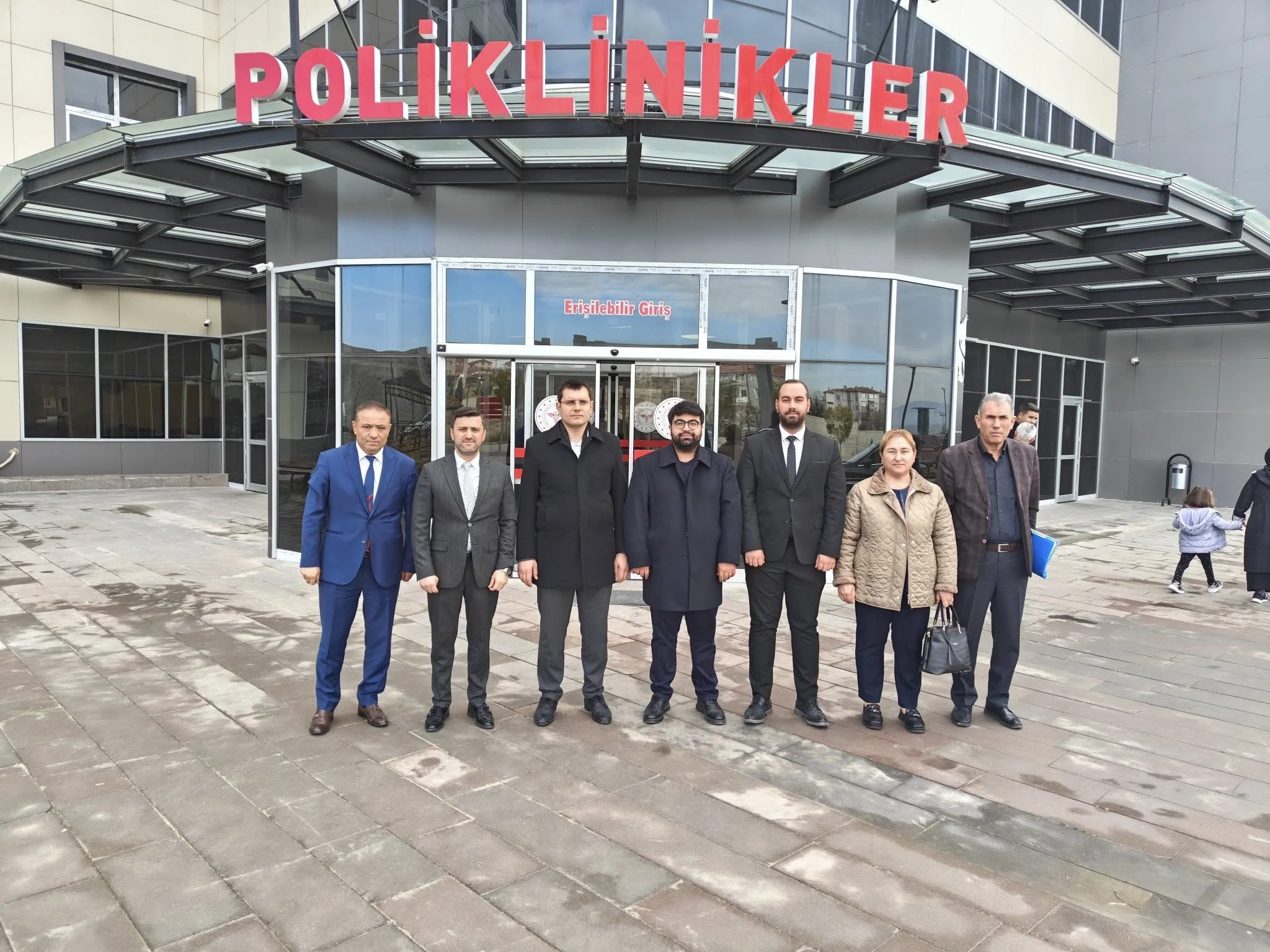 Yerköy İlçesi Kaymakamı Mehmet Halis Aydın, hastaneyi ziyaret ederek yürütülen