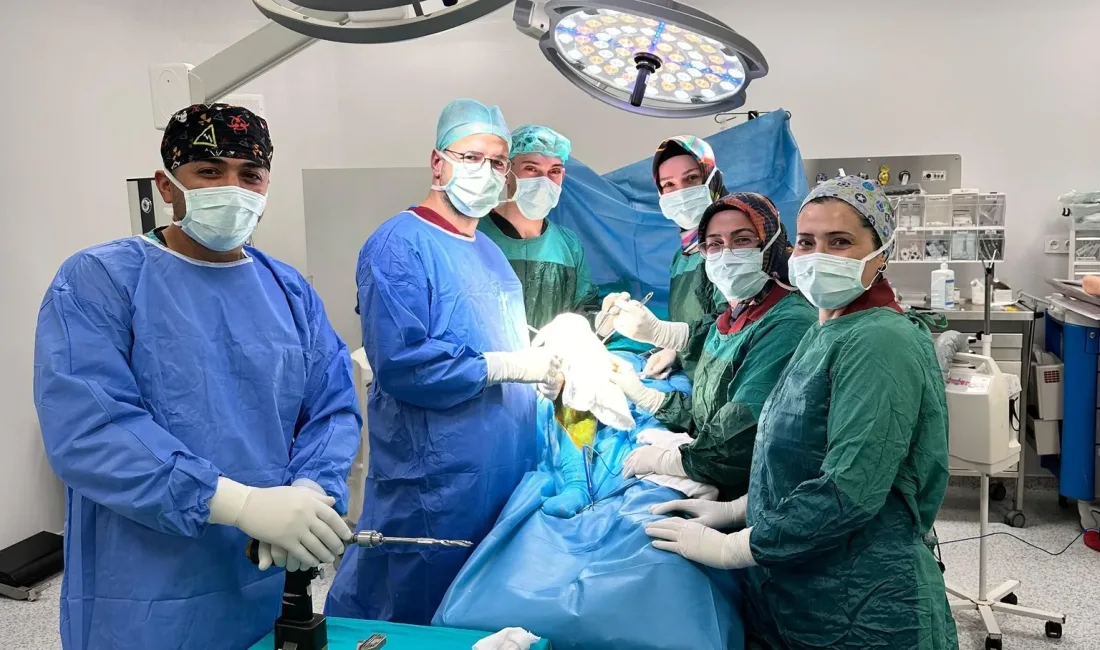 Yerköy Devlet Hastanesi'nde ortopedi uzmanı tarafından dizi için protez ameliyatı