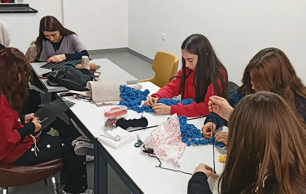 Yerköy Halk Eğitimi Merkezi, Gençlik Merkezi'nde düzenlenen el sanatları kursunda