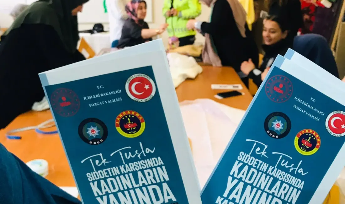 Yerköy İlçe Halk Eğitim Merkezi'nde giyim üretim kursu gören kadınlar,