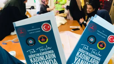 Yerköy İlçe Halk Eğitim Merkezi'nde giyim üretim kursu gören kadınlar,