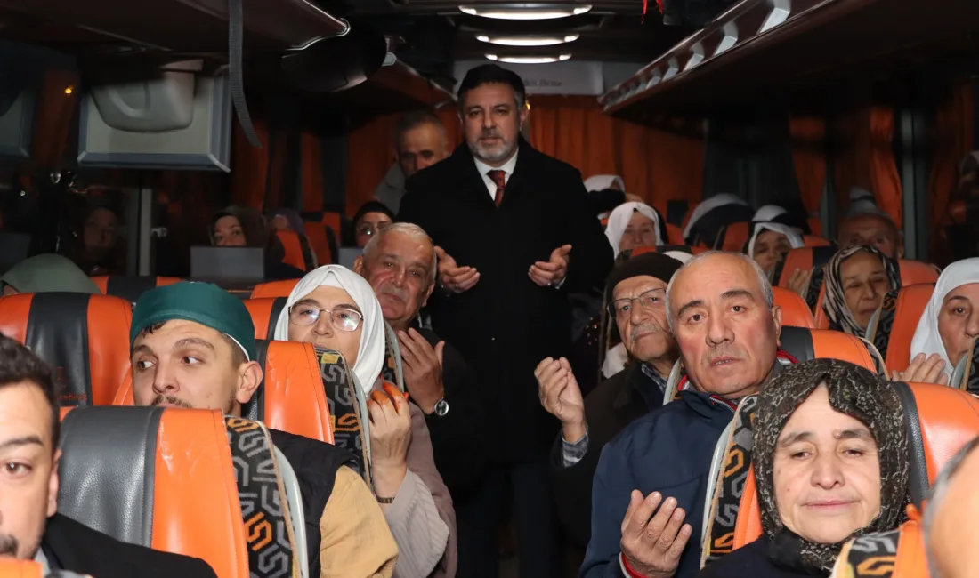 Yerköy’de Umre ziyaretine giden vatandaşlar, düzenlenen uğurlama programıyla dualar eşliğinde