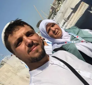 Dedeli Köyü’nden gelme, Karaşar Mahallesi sakinlerinden Yurdagül Demirbaş, umre ibadeti