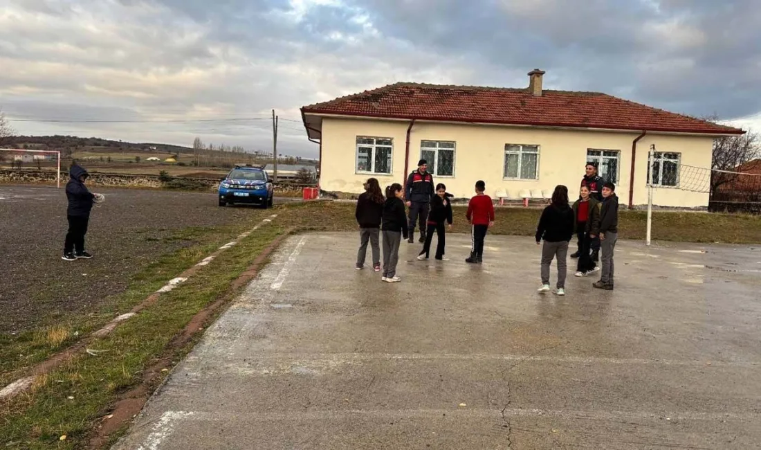 Akdağmadeni İlçe Jandarma Komutanlığı, ortaokul çevresinde yaptığı güvenlik denetimiyle hem