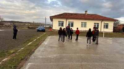 Akdağmadeni İlçe Jandarma Komutanlığı, ortaokul çevresinde yaptığı güvenlik denetimiyle hem