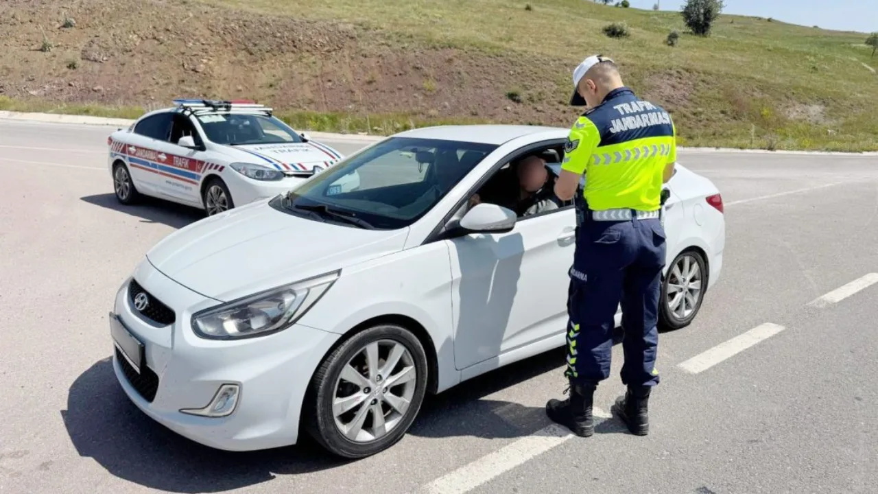 Akdağmadeni’nde trafik Jandarma ekiplerinin denetiminde belgesiz sürücü E.B. yakalandı; 2918