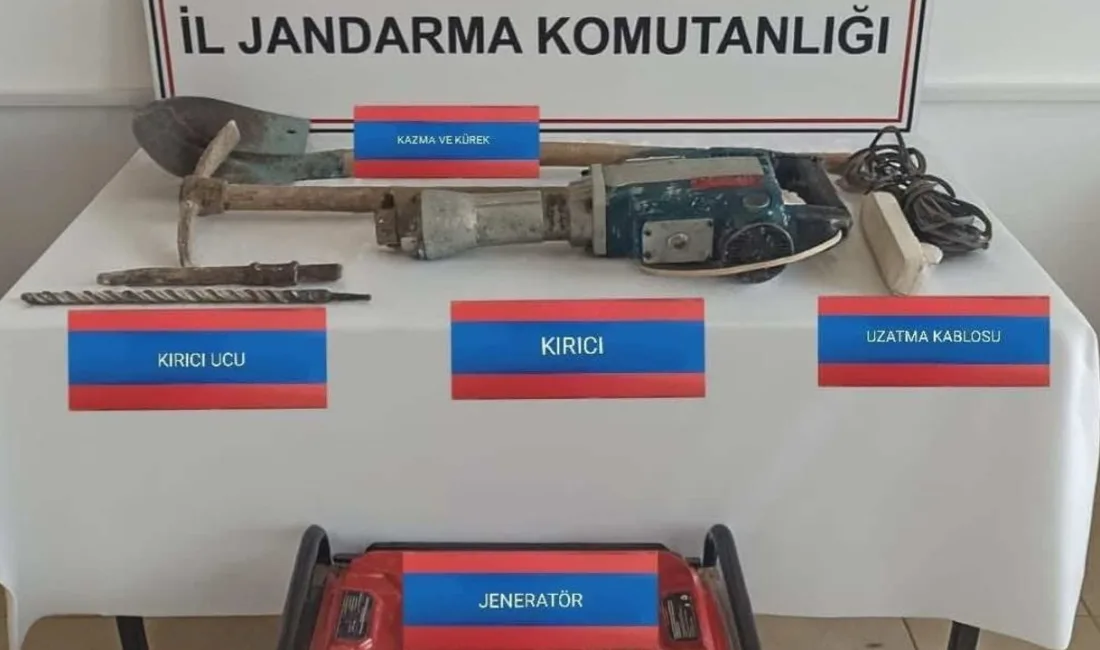 İzinsiz kazı yapan 3 şüpheli, jandarma ekipleri tarafından suçüstü yakalandı.