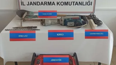 İzinsiz kazı yapan 3 şüpheli, jandarma ekipleri tarafından suçüstü yakalandı.