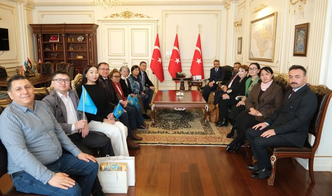 Kazakistan Heyeti, Yozgat Valisi Özkan’ı Ziyaret Etti Kazakistanlı akademisyen ve kurum temsilcileri, Yozgat'ta düzenlenen “Uluslararası Atayurt’tan Anadolu’ya