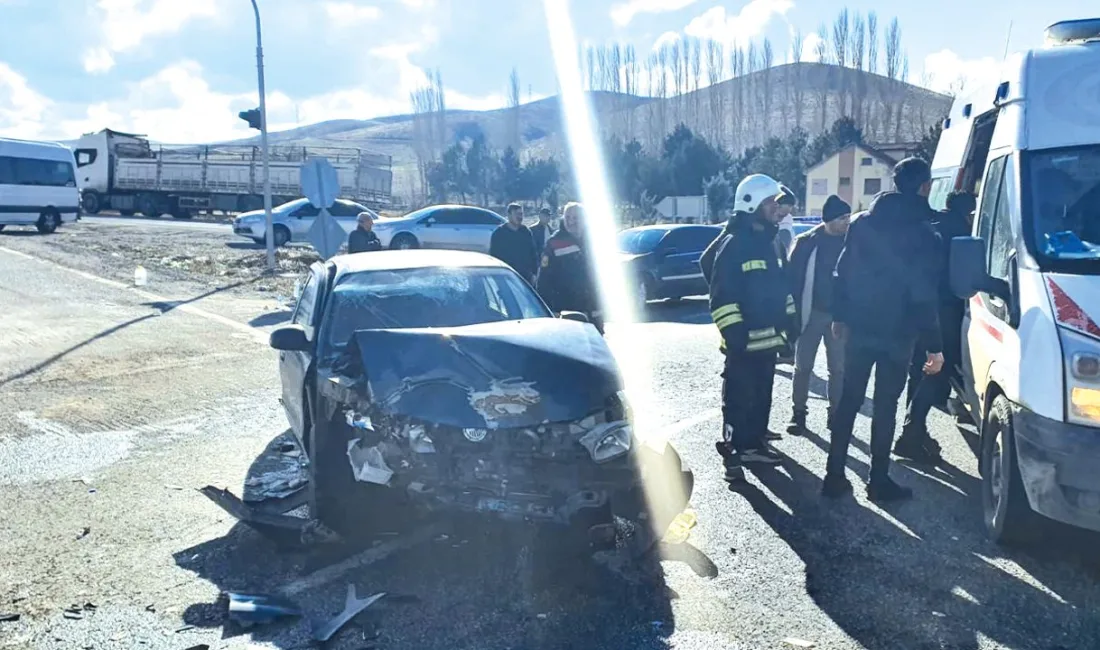 Yozgat’ta meydana gelen trafik kazasında taksi, hafriyat kamyonuna çarptı. 