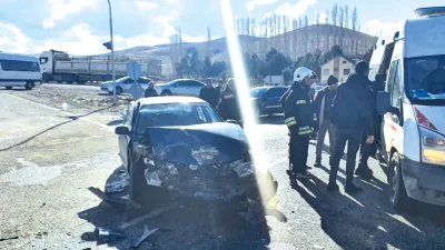 Yozgat’ta meydana gelen trafik kazasında taksi, hafriyat kamyonuna çarptı. 