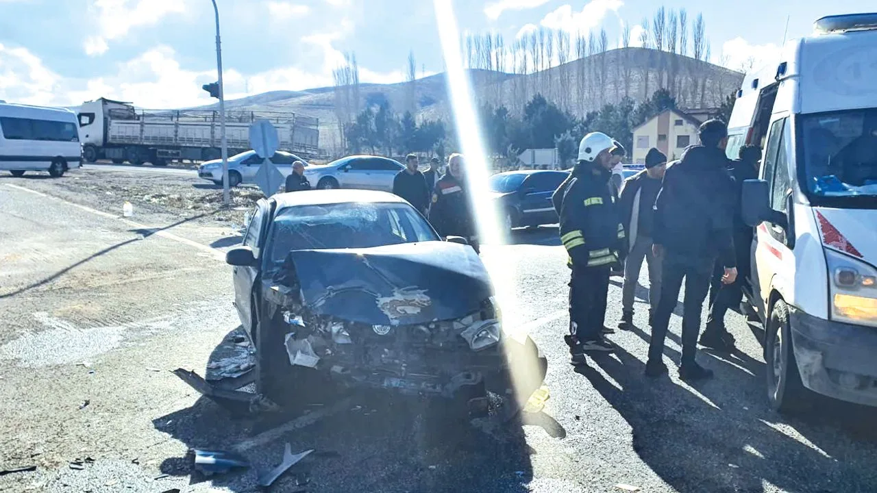 Yozgat’ta meydana gelen trafik kazasında taksi, hafriyat kamyonuna çarptı. 